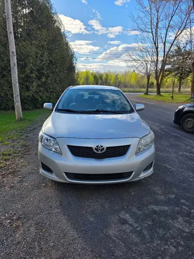 Toyota Corolla 2009 — 207 000 km Automatique, très fiable et économique sur l’essence. La voiture ro...