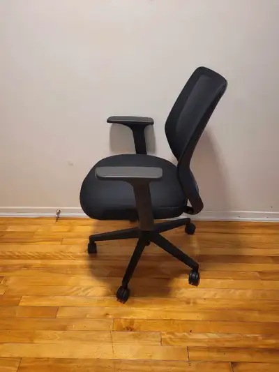 Chaise de bureau presque neuf ! Acheté de bureau en gros. Le prix est de 80$