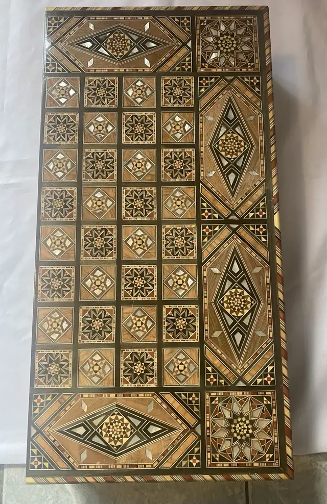 antique large inlaid backgammon & chess set.21 1/2”x21 1/2”. in Toys & Games in Markham / York Region - Image 6