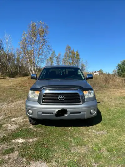 2007 Toyota Tundra 4.7l 4x4 double cab. Runs and drives well. 225,613 thousand kms. 4x4 works well....
