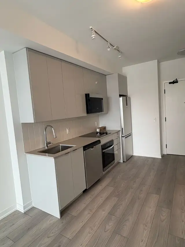 1-Bedroom+Den for rent. in Long Term Rentals in Markham / York Region - Image 2