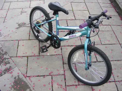 -Vélo Movélo Algonquin, 6 vitesses. -Grandeur pour enfants de 6 à 9 ans. -Prix $40.00 (non négociabl...