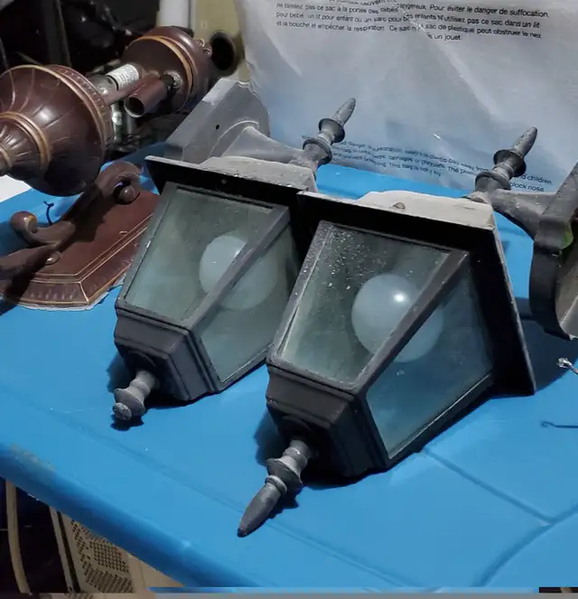 3Bulb Light fixture, Flush mount & Hanging Fixtures, Chandeliers in Indoor Lighting & Fans in Mississauga / Peel Region - Image 11