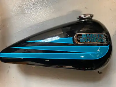 Moitié de réservoir de Harley Davidson Bad boy produit seulement de1995-97 , j’ai seulement le coté...