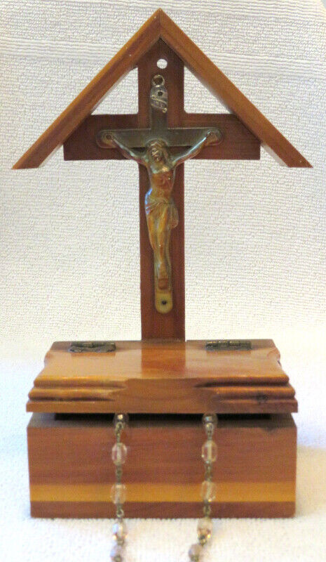 Crucifix en bois avec coffre en bois et chapelet, années 1950 dans Art et objets de collection  à Ville de Québec - Image 4