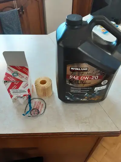 Huile entièrement synthétique de marque kirkland (Costco) grade SAE 0w20 4.73 litres avec filtre et...