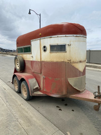 Tandem enclosed horse trailer