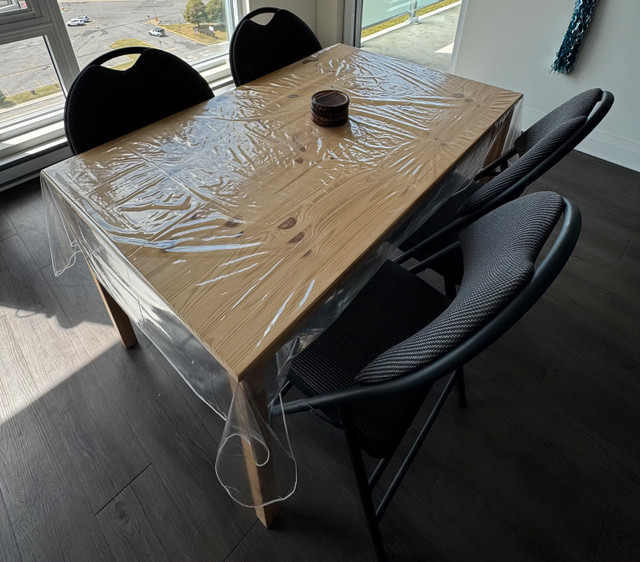 ikea table and Costco chairs (dining table set) dans Mobilier de salle à manger et cuisine  à Ville de Montréal - Image 2