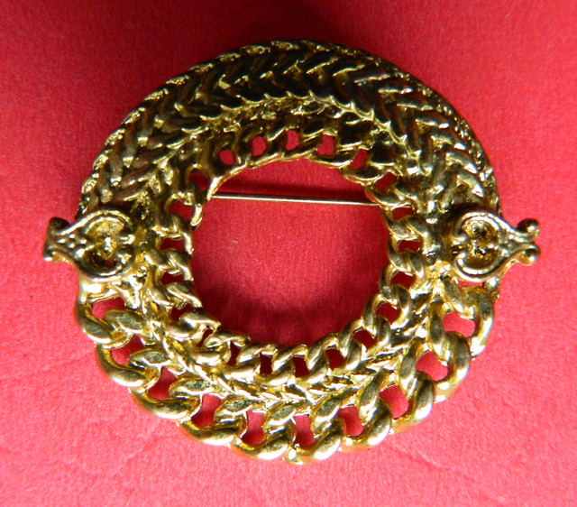 Broche ronde dorée dans Bijoux et montres  à Longueuil/Rive Sud - Image 2
