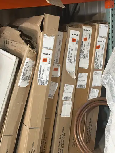 2 Maax freestanding Saxx 550$ Shower base 4836 wall mount 250$ Sh base 4836 Corner left 250$ Sh base...