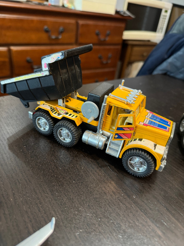 Vintage 90’s hotwheels Construction Trucks in Toys & Games in City of Toronto - Image 4