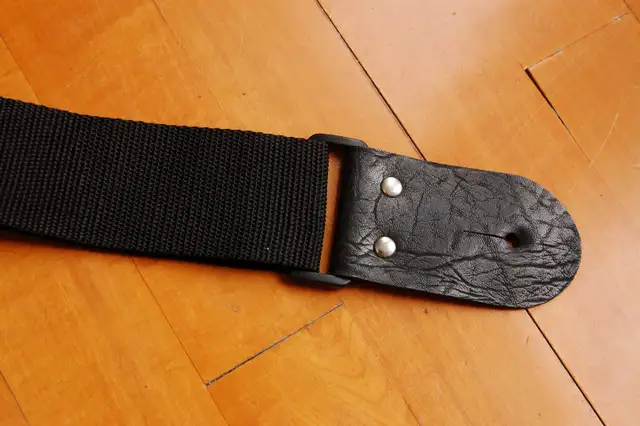 BLACK GUITAR STRAP WITH SHOULDER PAD LEATHER ENDS, 5CM W,148 CM in Guitars in Gatineau - Image 2
