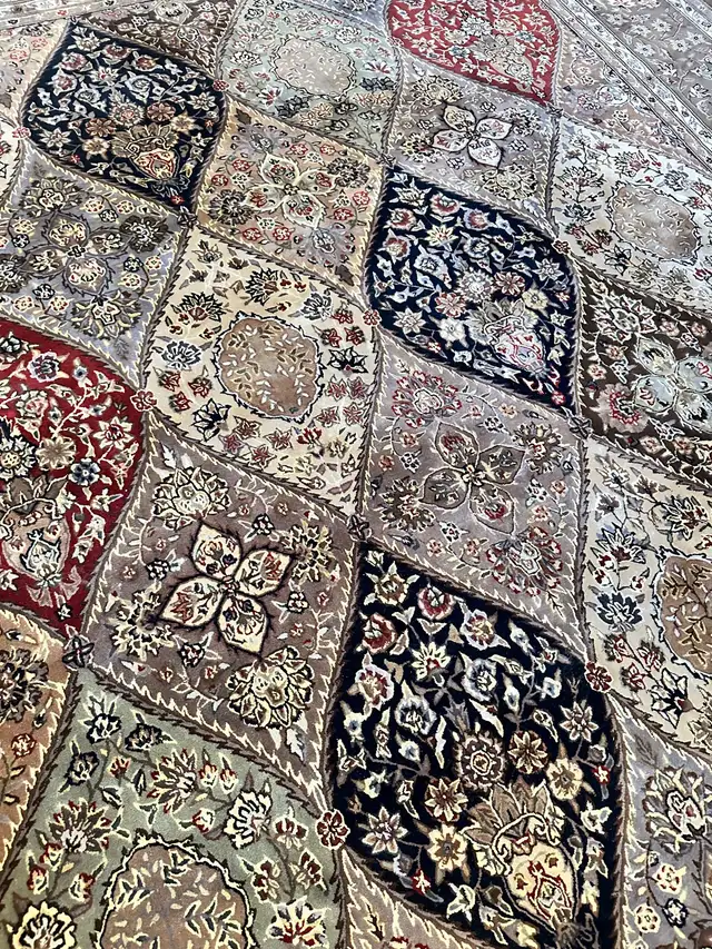 Wool and Silk Area Rug 13x10 in Rugs, Carpets & Runners in Markham / York Region - Image 3