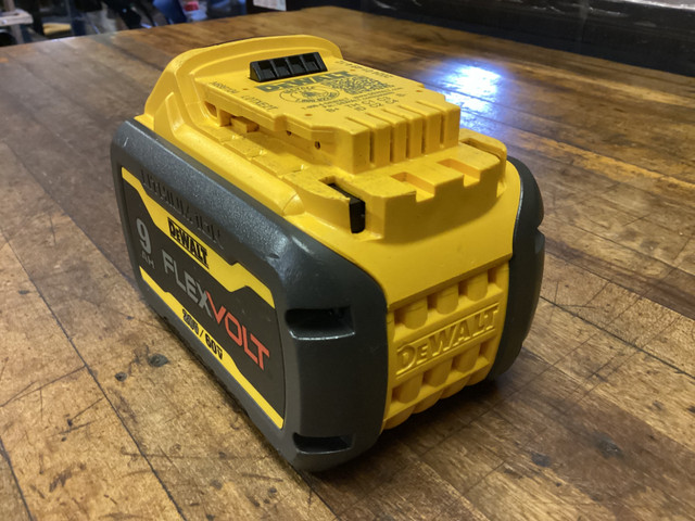 1 - DEWALT 20v/60v FLEXVOLT 9.0 AH BATTERY in Power Tools in Barrie - Image 3