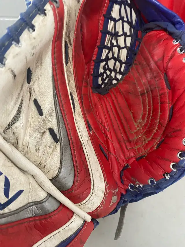 Goalie pads & gloves (34"+1) in Hockey in Markham / York Region - Image 4