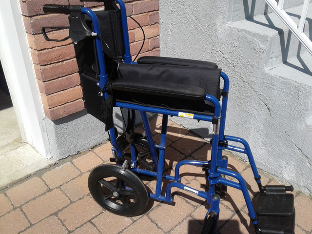 Chaise de transport, pliable, legere dans Santé et besoins spéciaux  à Saint-Hyacinthe