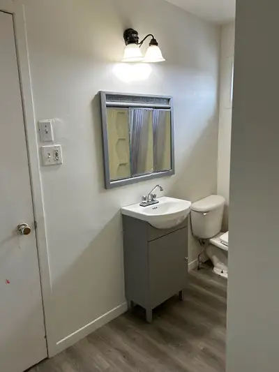 Move in immediately, only pay half for April!! This little beauty is going to be available for suita...
