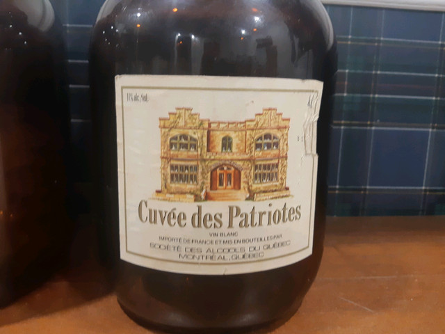 Cruche en vitre vintage 160oz vin patriotes porto canadien  dans Art et objets de collection  à Granby - Image 3