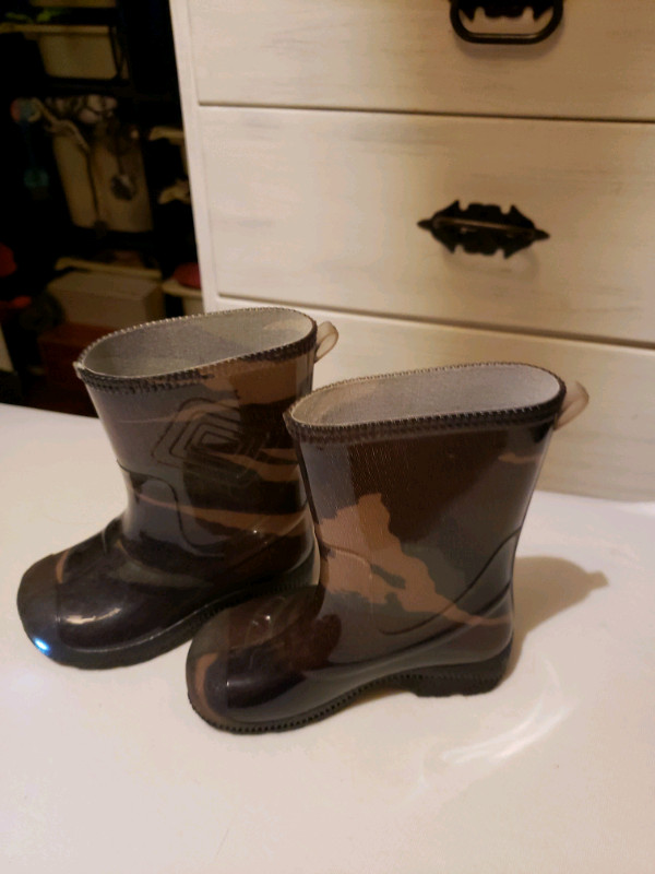 New Rain lighted boots size 8 in Clothing - 3T in Oakville / Halton Region - Image 3
