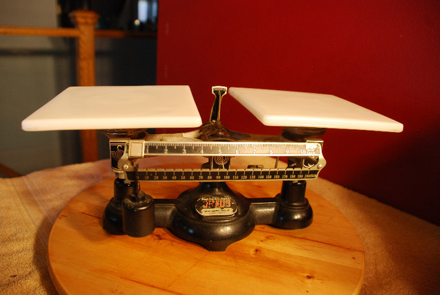Double Beam Balance Scale ''Ohaus'' 2 Kilo Scale in Arts & Collectibles in Edmonton - Image 4