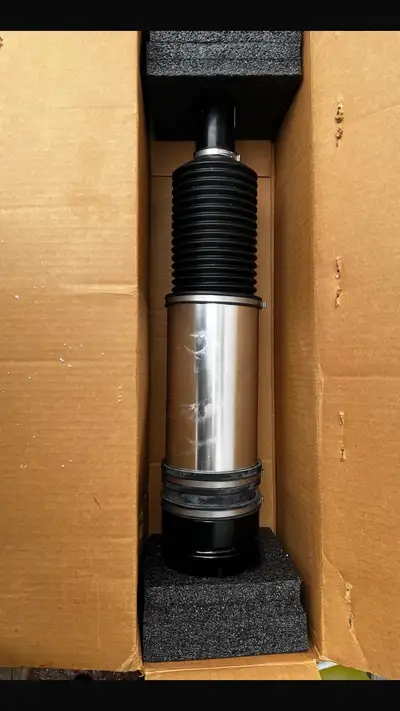 Arnott AS 2978 Right rear Suspension Air Strut (Brand New in Box) asking 1000 $ OBO Call 6132200383...