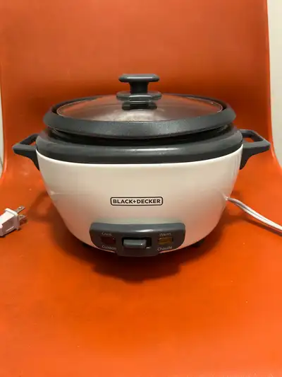 Cook perfect rice every time with this BLACK+DECKER 3-cup rice cooker and food steamer. This handy a...