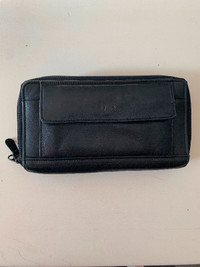 Women’s black leather wallet