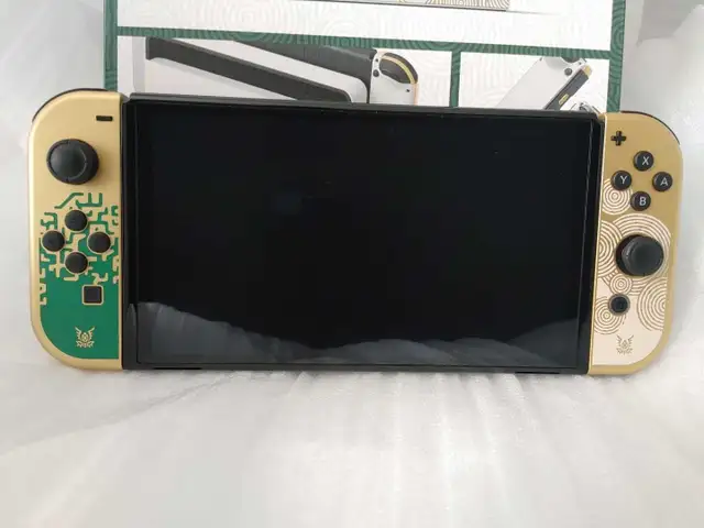 The Legend of Zelda Nintendo Switch OLED Special Edition in Nintendo Switch in Laval / North Shore - Image 4