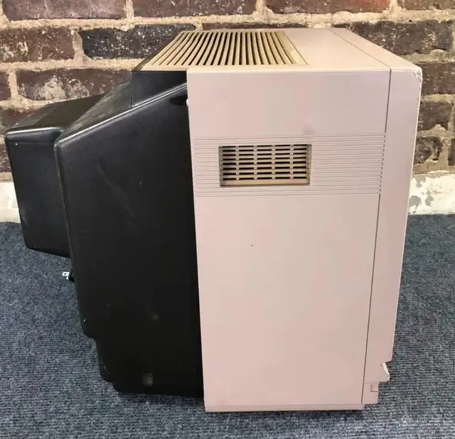 Commodore 1702 CRT computer monitor in Monitors in Mississauga / Peel Region - Image 4