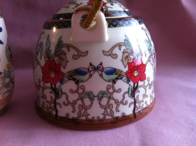 VINTAGE AISAN TEA POT AND CUP in Arts & Collectibles in Barrie - Image 6