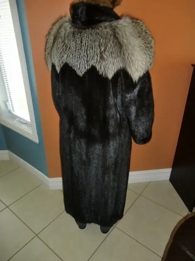 Manteau de fourrure (vison et renard argenté) in Women's - Tops & Outerwear in Sherbrooke - Image 3