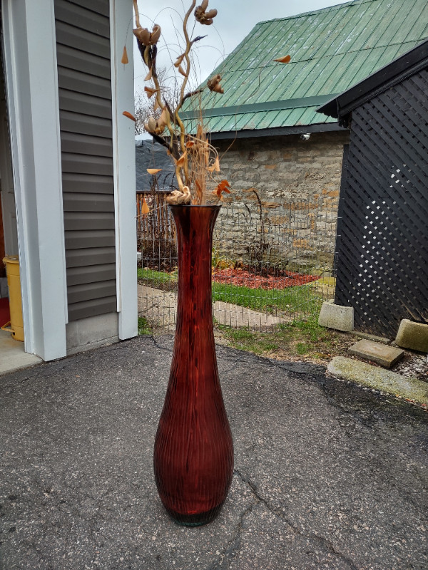 Ruby red floor vase in Home Décor & Accents in Renfrew - Image 3