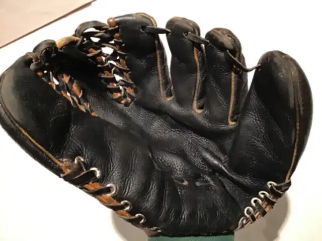 Vintage 1950s Baseball Glove in Arts & Collectibles in Oakville / Halton Region - Image 2