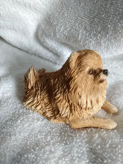 Blinking Pomeranian statue. Great gift idea for Pomeranian lovers.
