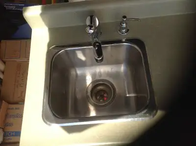 5 foot, 18 inches deep, 3 in backsplash, green granite look arborite, Comes with bar sink with soap...