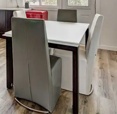 Dinette table and 6 chairs/Table dinette & 6 chaises, View more