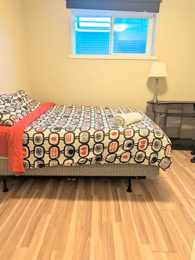 Quiet room with private ensuite washroom in Parsons North