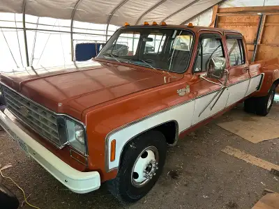 This is a beautiful original paint 1975 Chevy Crew Cab Dually. It only has 53000 km on it and it sho...