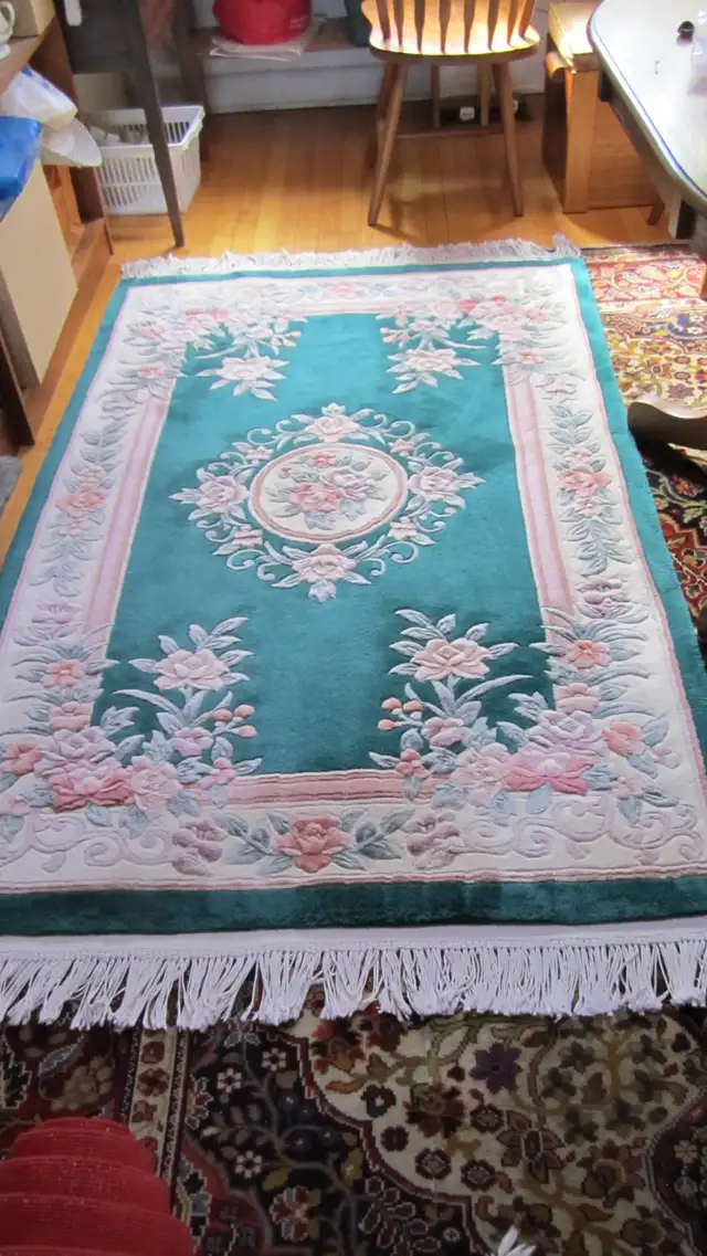 WONDERFUL 46“X 72“ HANDMADE FLOWER MOTIF WOOL RUG in Rugs, Carpets & Runners in Ottawa - Image 4