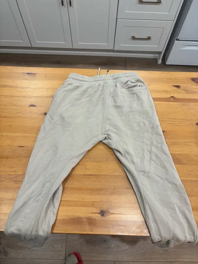 H&M Sweatpants in Men's in Oshawa / Durham Region - Image 2