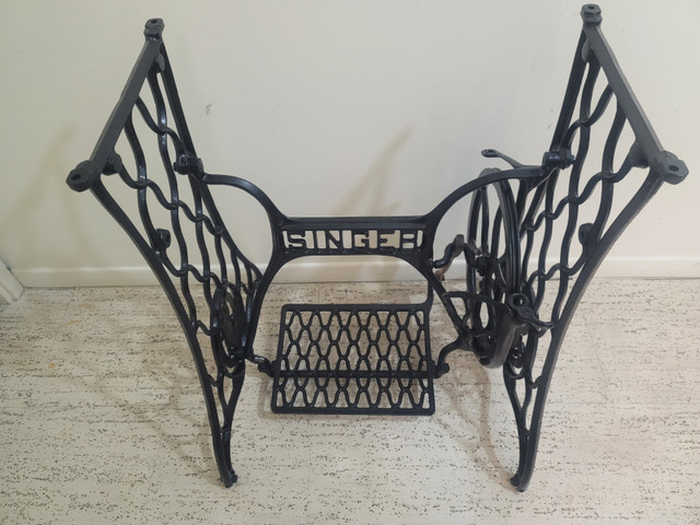 Antique SINGER SEWING MACHINE cast iron stand base in Arts & Collectibles in City of Toronto - Image 3
