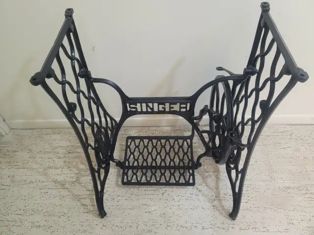 Antique SINGER SEWING MACHINE cast iron stand base dans Art et objets de collection dans Ville de Toronto - Image 4