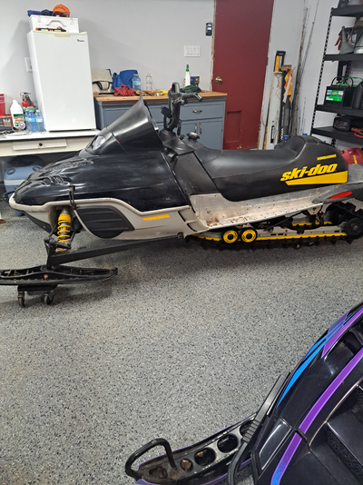 2000 Ski-Doo Formula Deluxe 700, Piped, 144" x 2" Track, Digatron, Hand/Thump warmers, Removable Hoo...