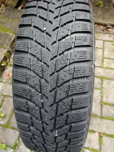 4 pneus d'hiver Sailun iceblazer NSTX avec jantes en acier. Grandeur 215/65 R 17