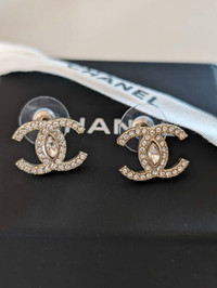 Authentic Chanel light gold & crystal CC diamond cente
