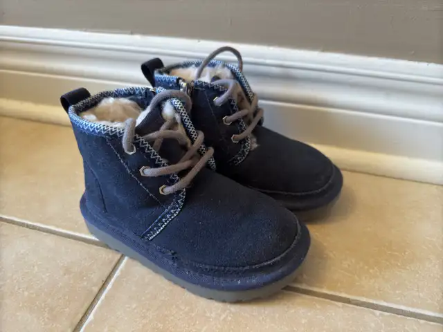Ugg Neumel boots toddler size 9 in Kids & Youth in Markham / York Region - Image 4