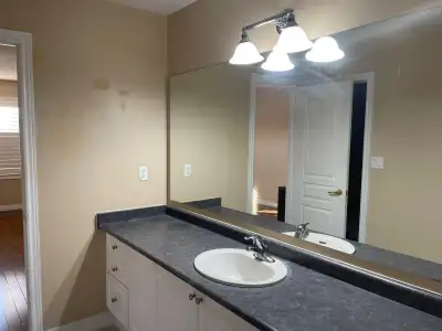 One Bedroom Availbale In Sharing