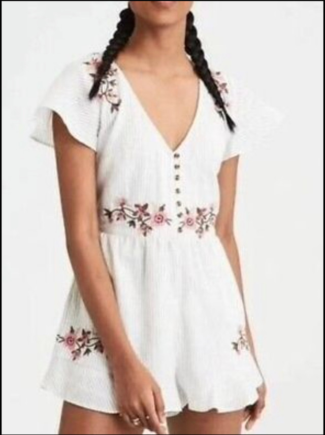 American Eagle Floral Romper in Women's - Dresses & Skirts in Ottawa - Image 2