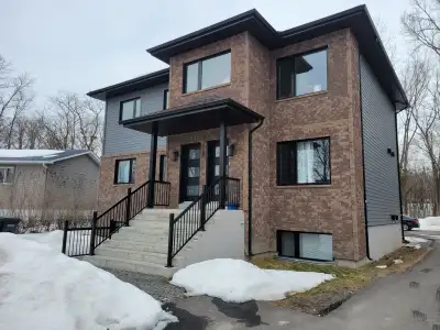 À louer/rent. RDC Grand appartement 5 1/2 style condo à Laval