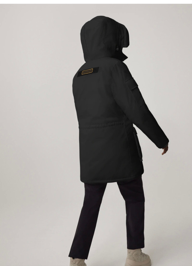 Canada goose parka in Women's - Tops & Outerwear in Mississauga / Peel Region - Image 2